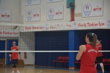 VOLEYBOL TAKIMIMIZ SEZONUN SON MAÇININ HAZIRLIKLARINA BAŞLADI