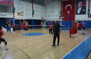 VOLEYBOL TAKIMIMIZ SEZONUN SON MAÇININ HAZIRLIKLARINA BAŞLADI